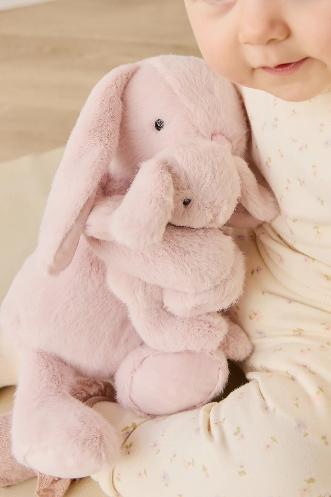 Snuggle Bunnies Frankie the Hugging Bunny - Blossom